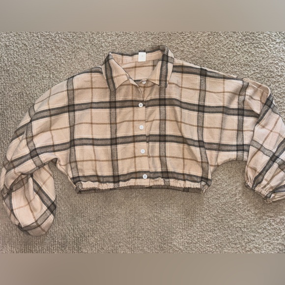 🦄6 Items for $20🦄 Cropped Button up Flannel - Picture 1 of 3